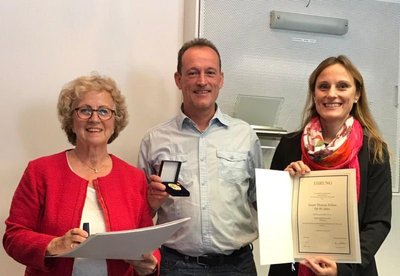 Foto mit Frau Annelore Naegele und Herrn Kilian und Frau Dr. Tanja Naegele die eine Urkunde in der Hand haelt