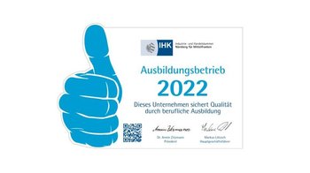 IHK Logo mit der Aufschrift Ausbildungsbetrieb 2022 und einer Hand in Faustform mit erhobenem Daumen