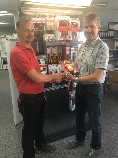 Foto zeigt die Uebergabe eines Praesentes an einen Kunden